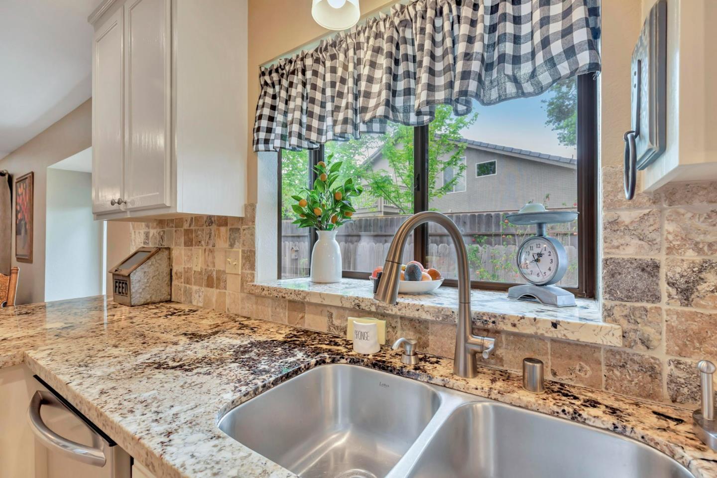 Detail Gallery Image 16 of 57 For 1951 Calistoga Dr, Hollister,  CA 95023 - 4 Beds | 2/1 Baths