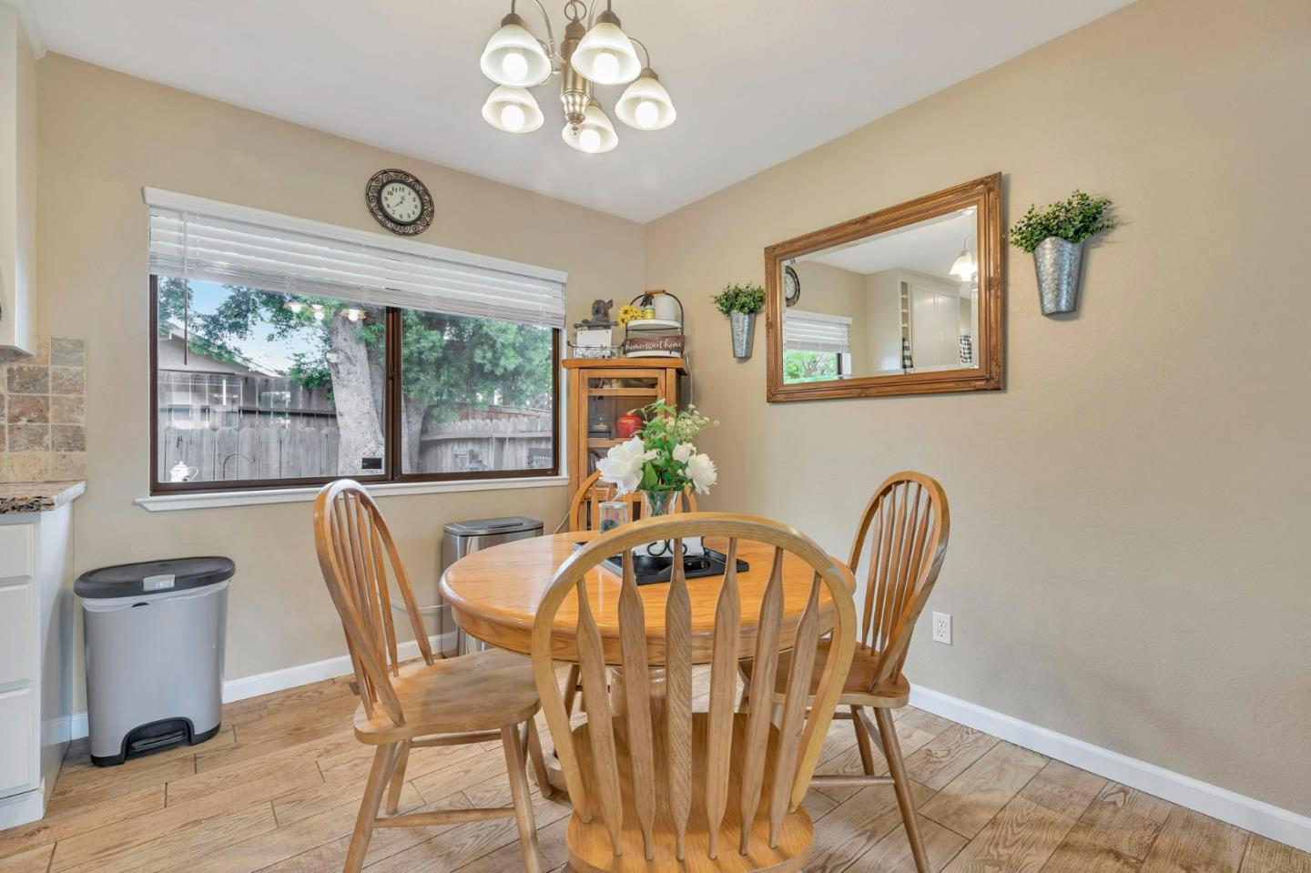 Detail Gallery Image 20 of 57 For 1951 Calistoga Dr, Hollister,  CA 95023 - 4 Beds | 2/1 Baths