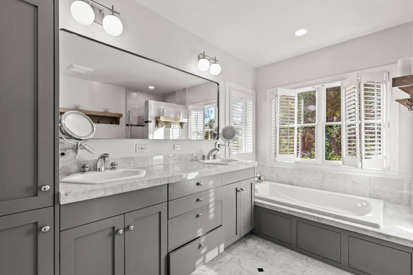 Detail Gallery Image 11 of 17 For 2140 Monterey Ave, Menlo Park,  CA 94025 - 4 Beds | 3 Baths