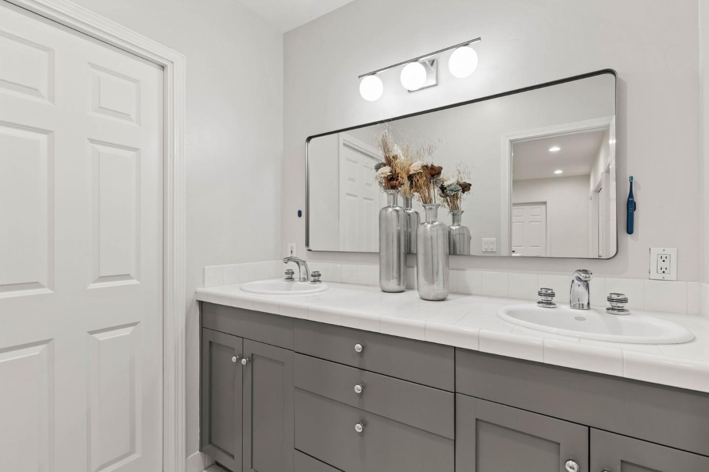 Detail Gallery Image 9 of 17 For 2140 Monterey Ave, Menlo Park,  CA 94025 - 4 Beds | 3 Baths