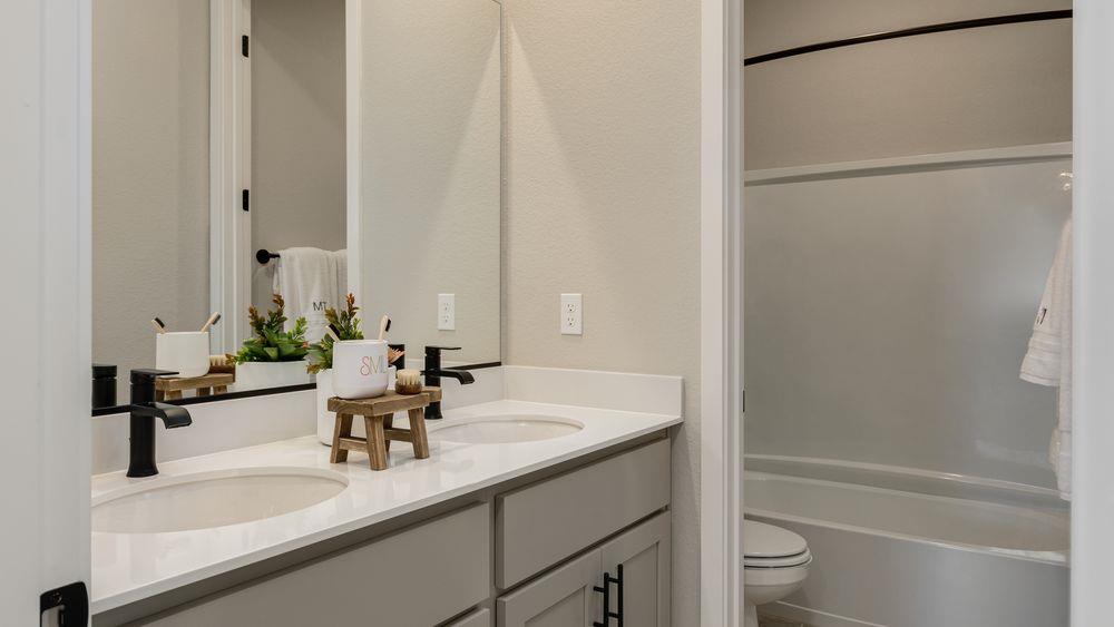 Detail Gallery Image 13 of 25 For 3246 Oak Trail Dr, Manteca,  CA 95337 - 5 Beds | 3 Baths