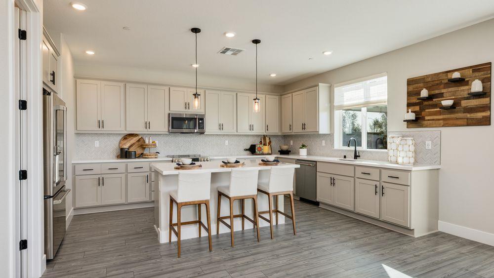 Detail Gallery Image 2 of 25 For 3246 Oak Trail Dr, Manteca,  CA 95337 - 5 Beds | 3 Baths