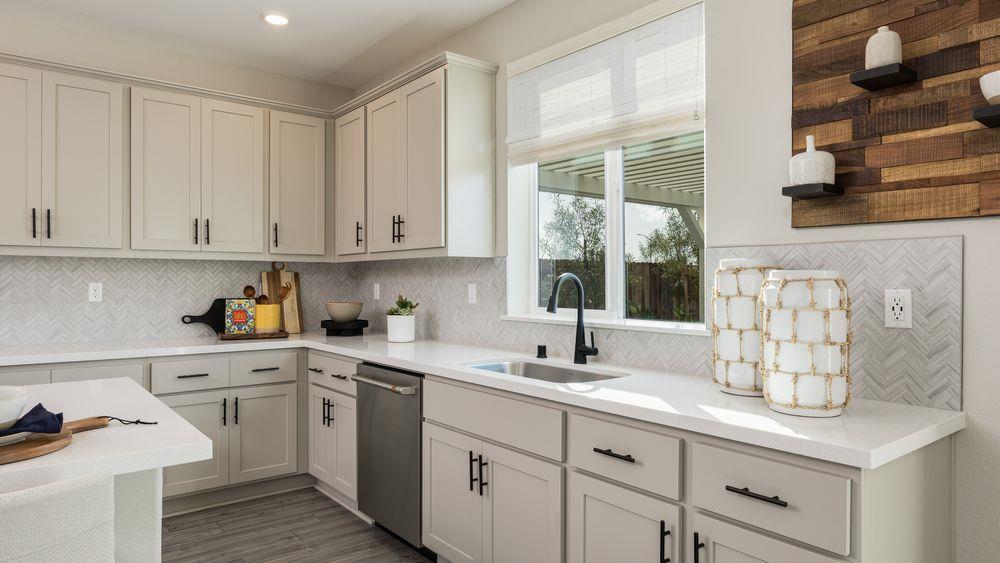 Detail Gallery Image 4 of 25 For 3246 Oak Trail Dr, Manteca,  CA 95337 - 5 Beds | 3 Baths