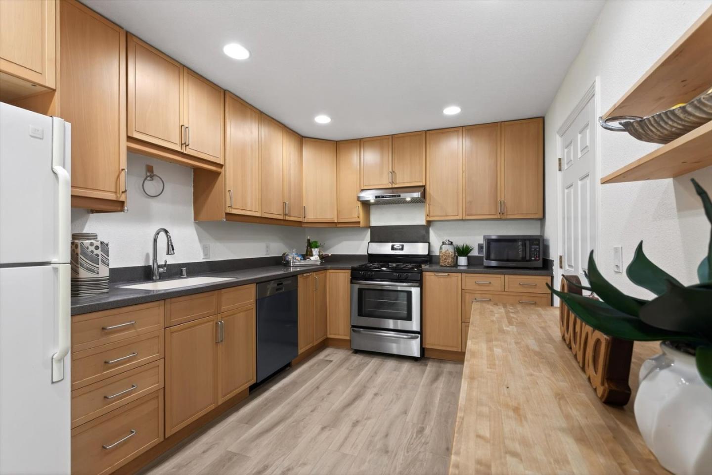 Detail Gallery Image 9 of 26 For 512 Lanfair Cir, San Jose,  CA 95136 - 3 Beds | 2 Baths