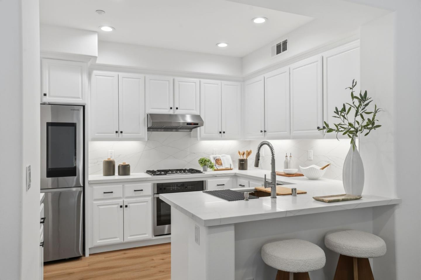 Detail Gallery Image 12 of 46 For 700 Live Oak Way #702,  Belmont,  CA 94002 - 2 Beds | 2/1 Baths