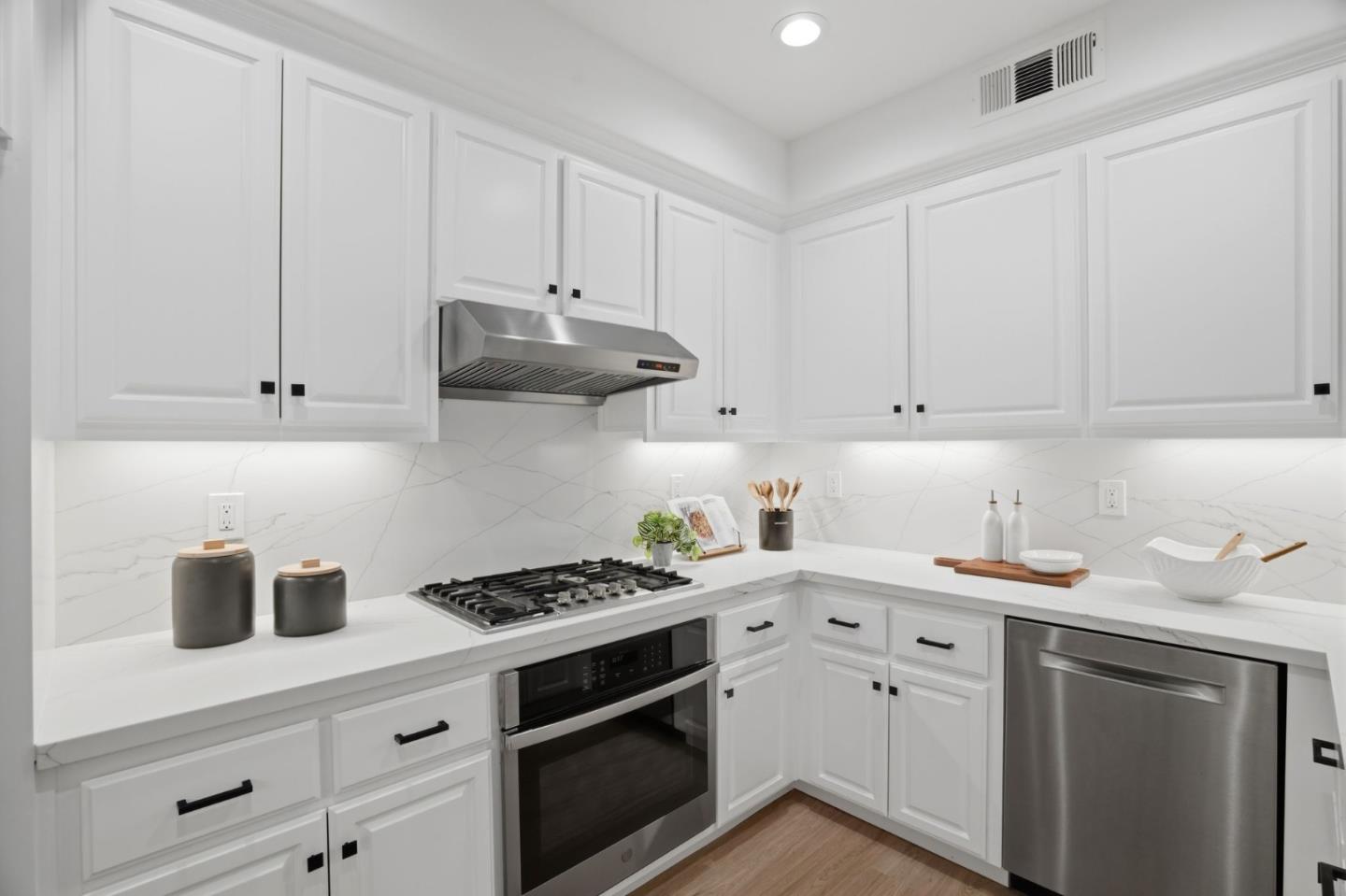 Detail Gallery Image 13 of 46 For 700 Live Oak Way #702,  Belmont,  CA 94002 - 2 Beds | 2/1 Baths
