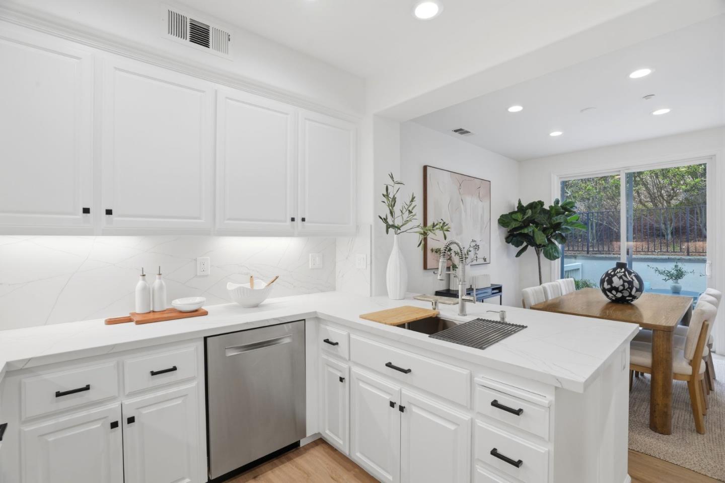 Detail Gallery Image 14 of 46 For 700 Live Oak Way #702,  Belmont,  CA 94002 - 2 Beds | 2/1 Baths