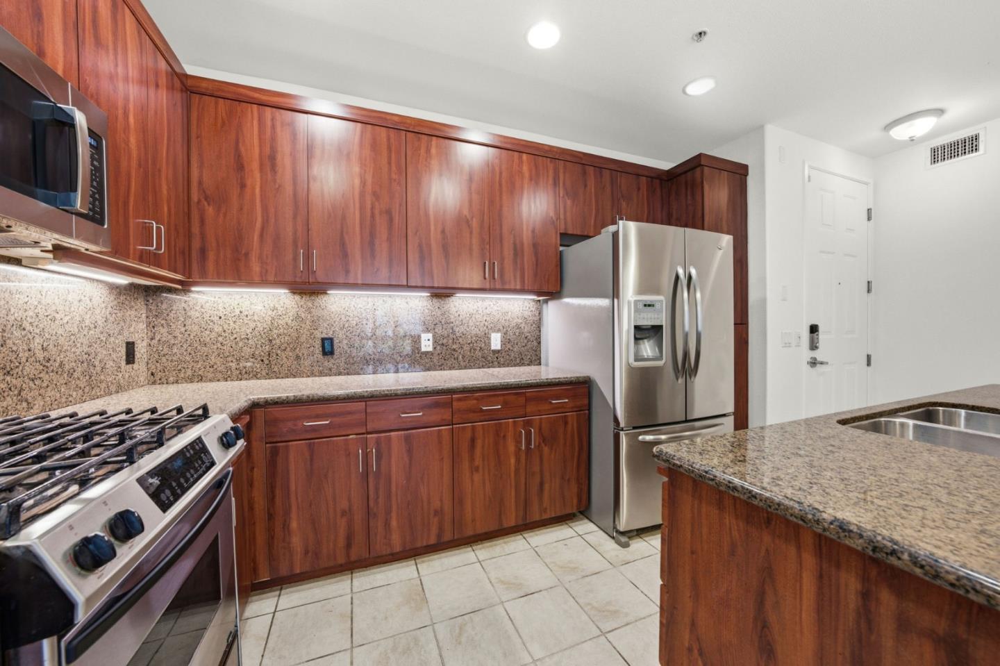 Detail Gallery Image 10 of 47 For 1101 S Main St #222,  Milpitas,  CA 95035 - 3 Beds | 2 Baths