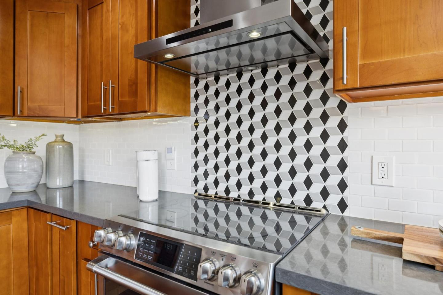 Detail Gallery Image 11 of 40 For 646 S Ahwanee Ter, Sunnyvale,  CA 94085 - 2 Beds | 2/1 Baths