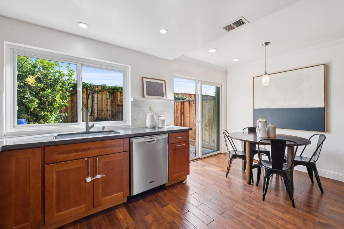 Detail Gallery Image 12 of 40 For 646 S Ahwanee Ter, Sunnyvale,  CA 94085 - 2 Beds | 2/1 Baths