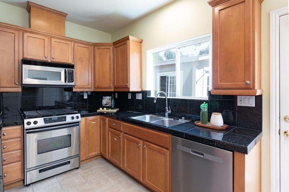 Detail Gallery Image 10 of 23 For 116 Goss Ct, Santa Cruz,  CA 95065 - 2 Beds | 2/1 Baths