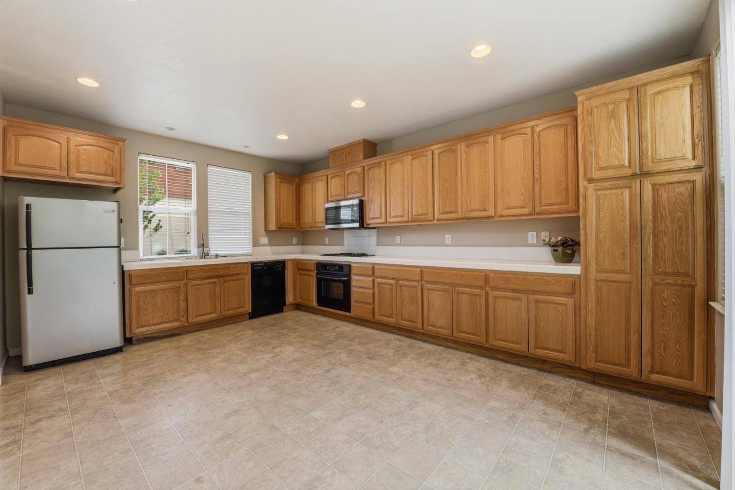 Detail Gallery Image 7 of 28 For 1510 Welford Cir, Hayward,  CA 94544 - 4 Beds | 2/1 Baths