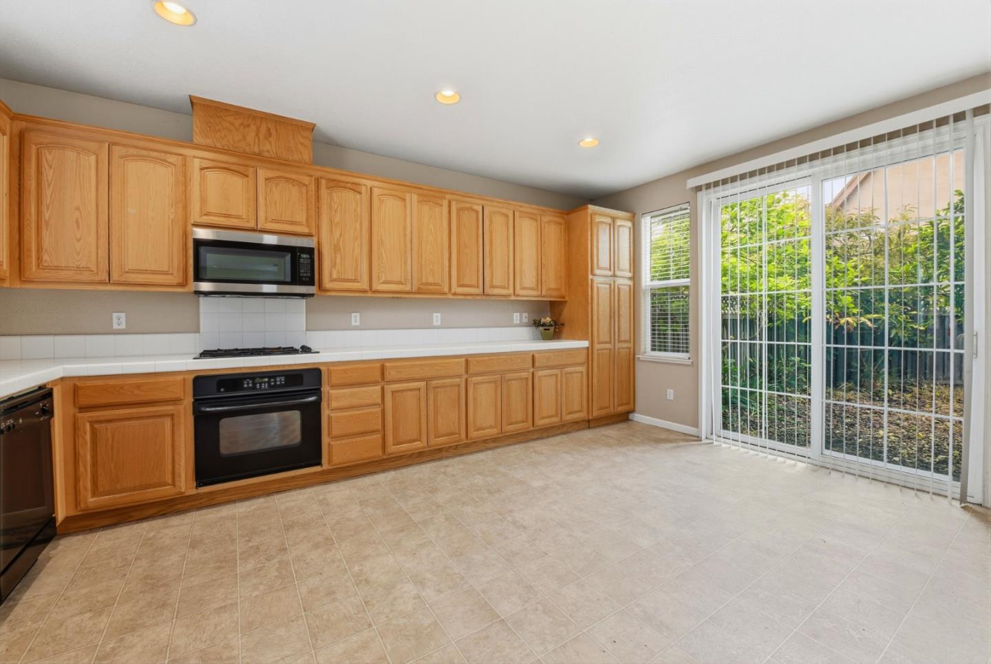 Detail Gallery Image 8 of 28 For 1510 Welford Cir, Hayward,  CA 94544 - 4 Beds | 2/1 Baths