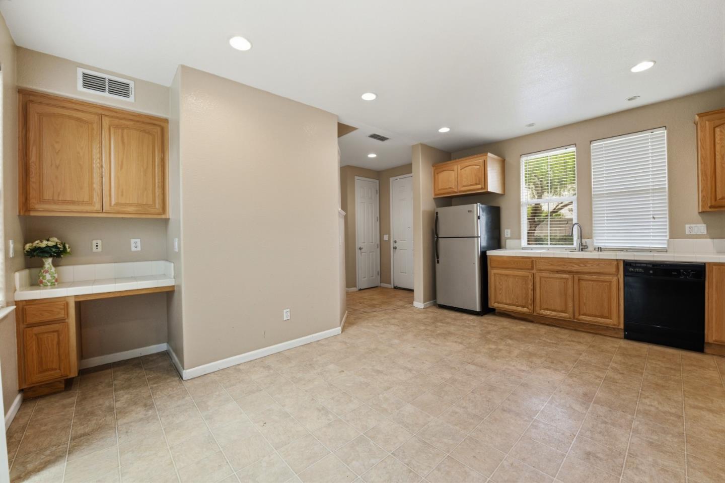 Detail Gallery Image 9 of 28 For 1510 Welford Cir, Hayward,  CA 94544 - 4 Beds | 2/1 Baths