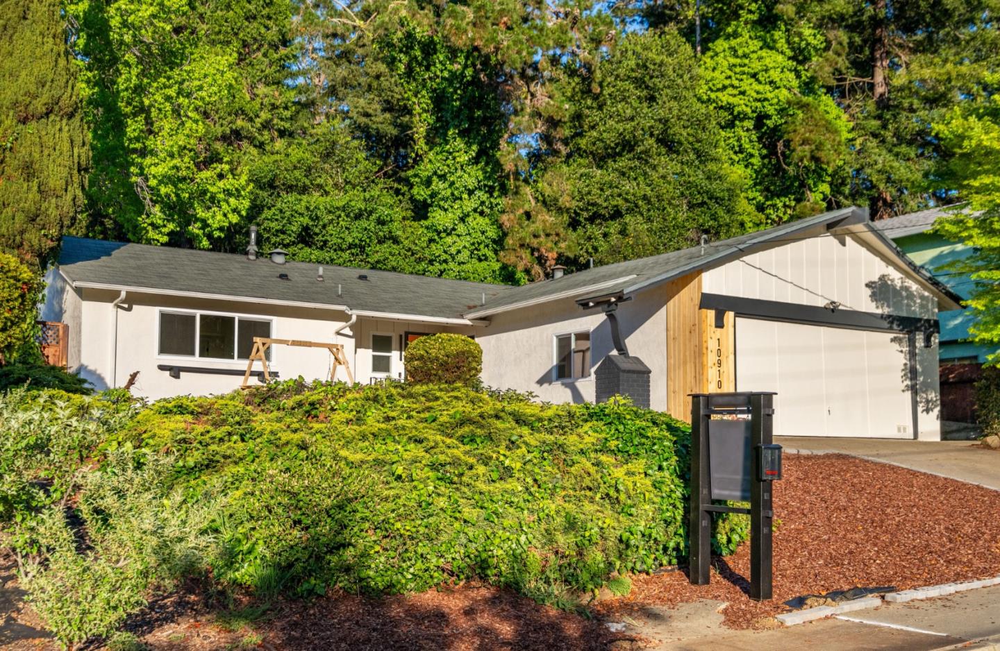 Detail Gallery Image 3 of 42 For 10910 Glen Artney St, Oakland,  CA 94605 - 3 Beds | 2 Baths