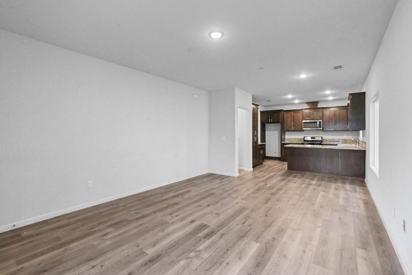 Detail Gallery Image 4 of 7 For 683 Granada Ct, Merced,  CA 95341 - 3 Beds | 2 Baths