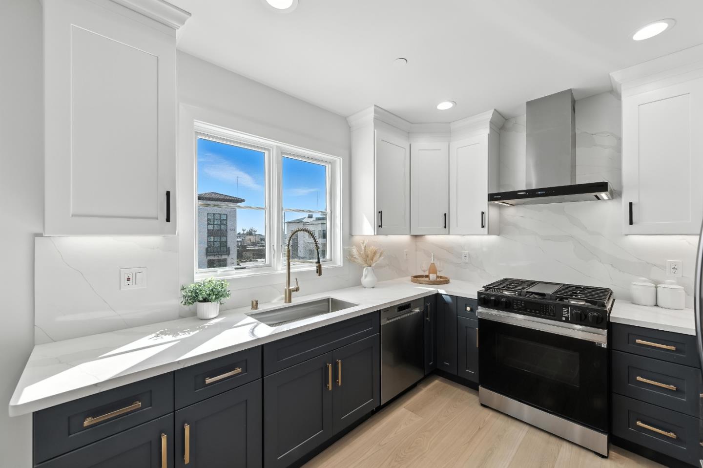 Detail Gallery Image 3 of 33 For 560 El Camino Real #201,  San Carlos,  CA 94070 - 2 Beds | 2 Baths