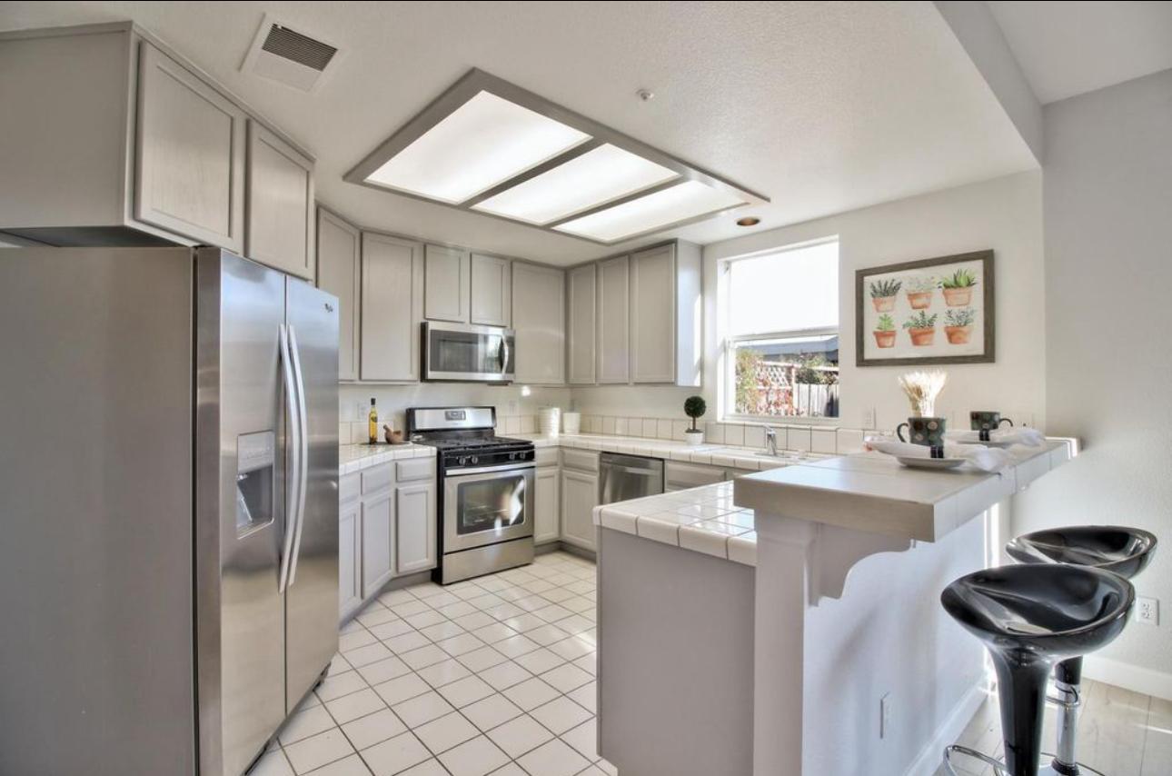 Detail Gallery Image 10 of 15 For 309 Village Cir, Santa Cruz,  CA 95060 - 3 Beds | 2/1 Baths