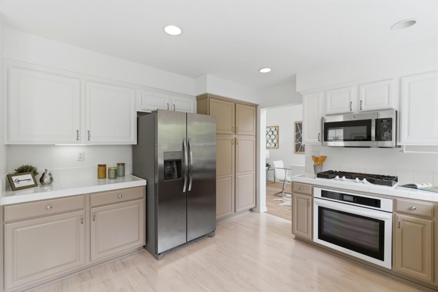 Detail Gallery Image 10 of 34 For 301 Saint Martin Dr, Redwood City,  CA 94065 - 3 Beds | 2/1 Baths