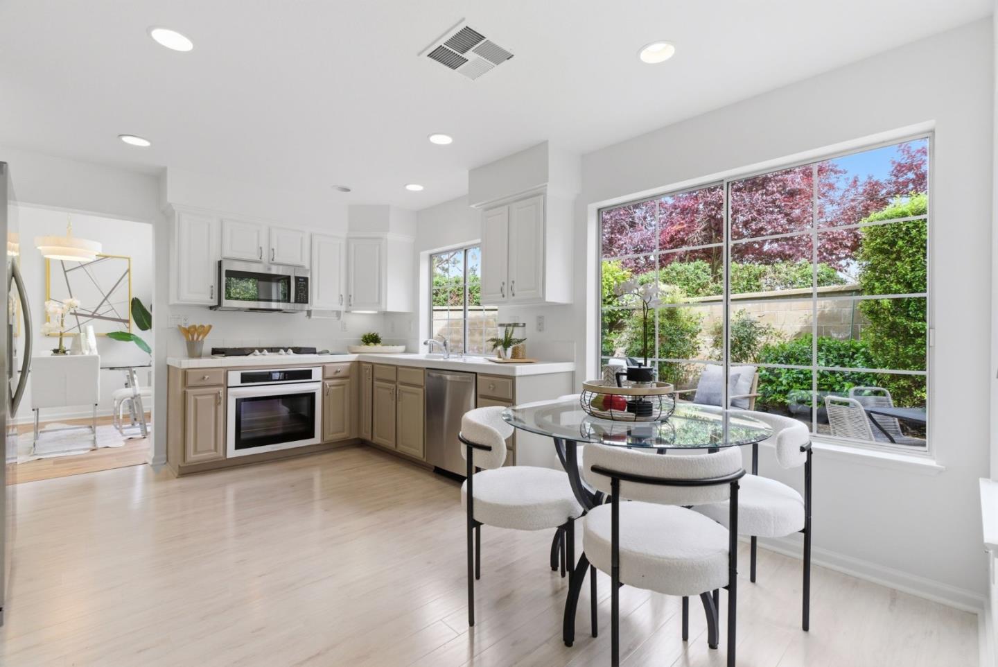 Detail Gallery Image 11 of 34 For 301 Saint Martin Dr, Redwood City,  CA 94065 - 3 Beds | 2/1 Baths