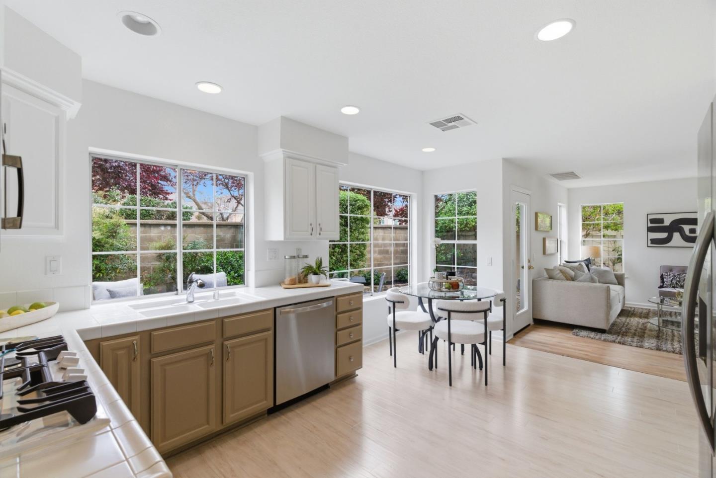 Detail Gallery Image 8 of 34 For 301 Saint Martin Dr, Redwood City,  CA 94065 - 3 Beds | 2/1 Baths