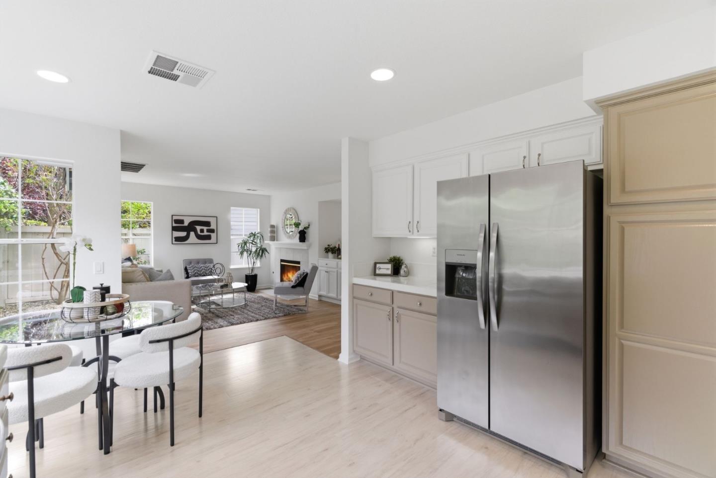 Detail Gallery Image 9 of 34 For 301 Saint Martin Dr, Redwood City,  CA 94065 - 3 Beds | 2/1 Baths