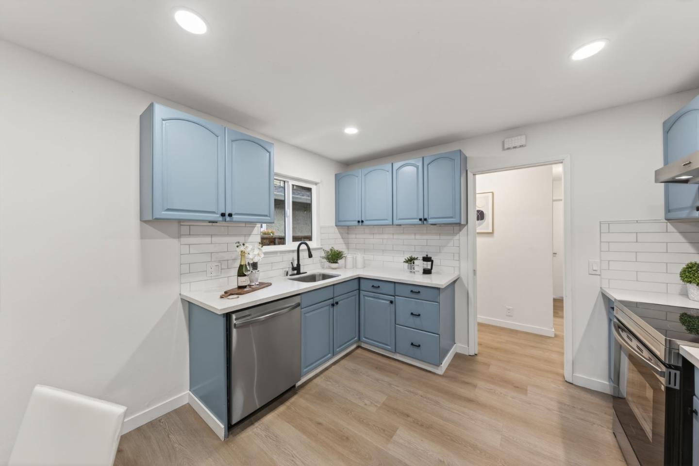 Detail Gallery Image 11 of 49 For 1579 Branham Ln, San Jose,  CA 95118 - 4 Beds | 4 Baths