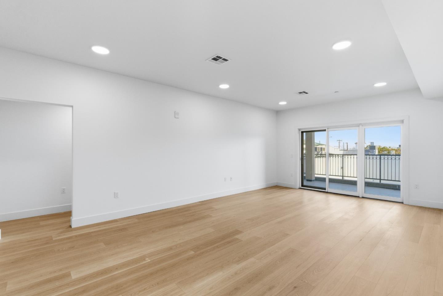 Detail Gallery Image 5 of 40 For 560 El Camino Real #207,  San Carlos,  CA 94070 - 2 Beds | 2/1 Baths