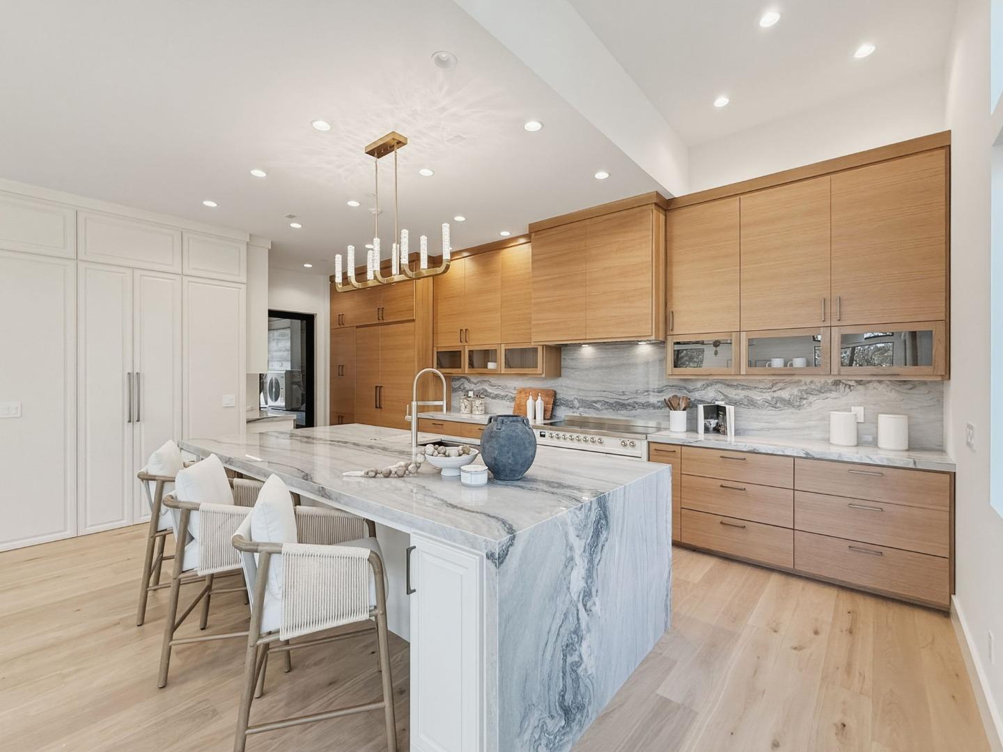 Detail Gallery Image 13 of 52 For 110 Dolton Ave, San Carlos,  CA 94070 - 5 Beds | 3/1 Baths