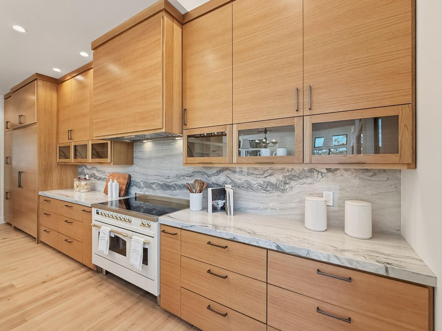 Detail Gallery Image 14 of 52 For 110 Dolton Ave, San Carlos,  CA 94070 - 5 Beds | 3/1 Baths