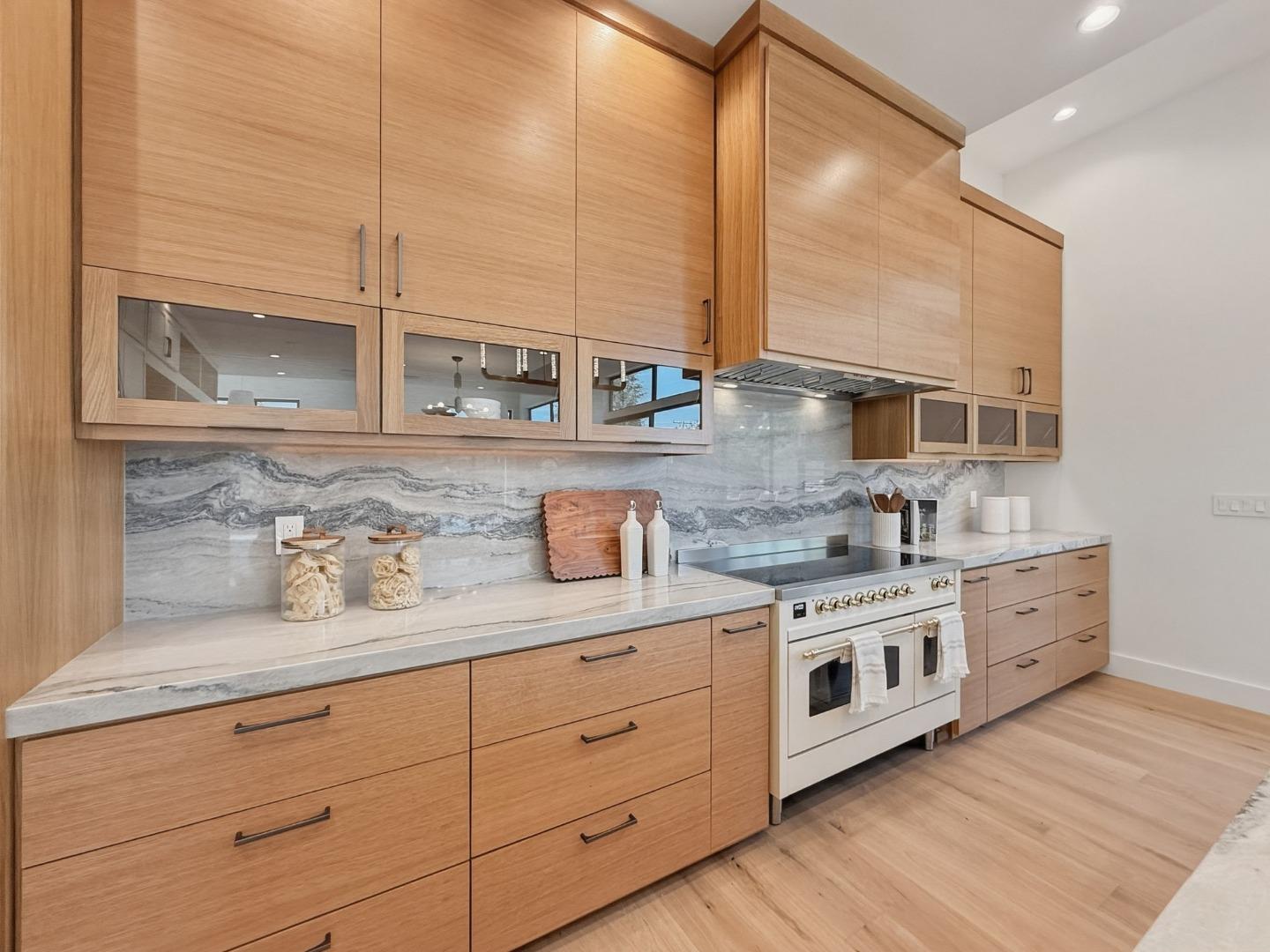 Detail Gallery Image 15 of 52 For 110 Dolton Ave, San Carlos,  CA 94070 - 5 Beds | 3/1 Baths