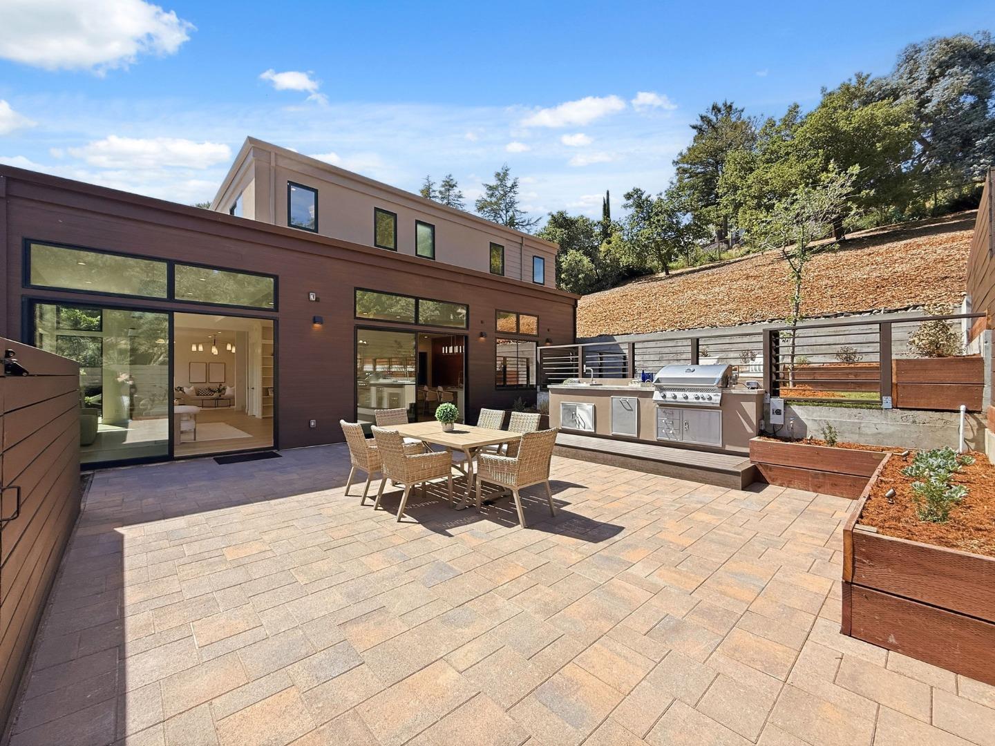 Detail Gallery Image 17 of 52 For 110 Dolton Ave, San Carlos,  CA 94070 - 5 Beds | 3/1 Baths