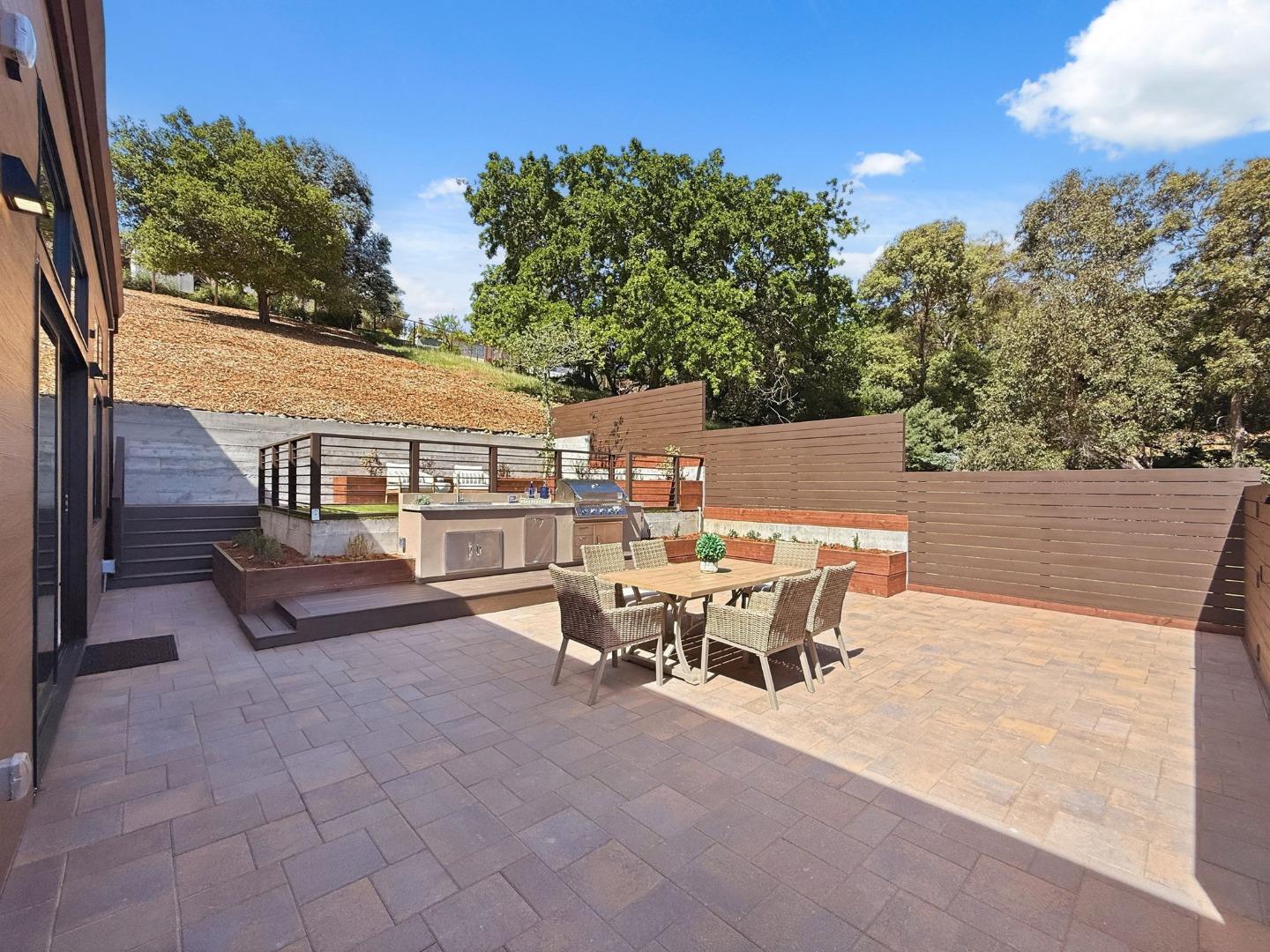 Detail Gallery Image 18 of 52 For 110 Dolton Ave, San Carlos,  CA 94070 - 5 Beds | 3/1 Baths