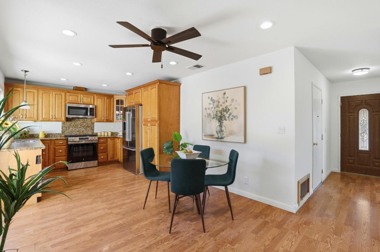 Detail Gallery Image 8 of 34 For 833 Welburn Ave, Gilroy,  CA 95020 - 4 Beds | 2 Baths