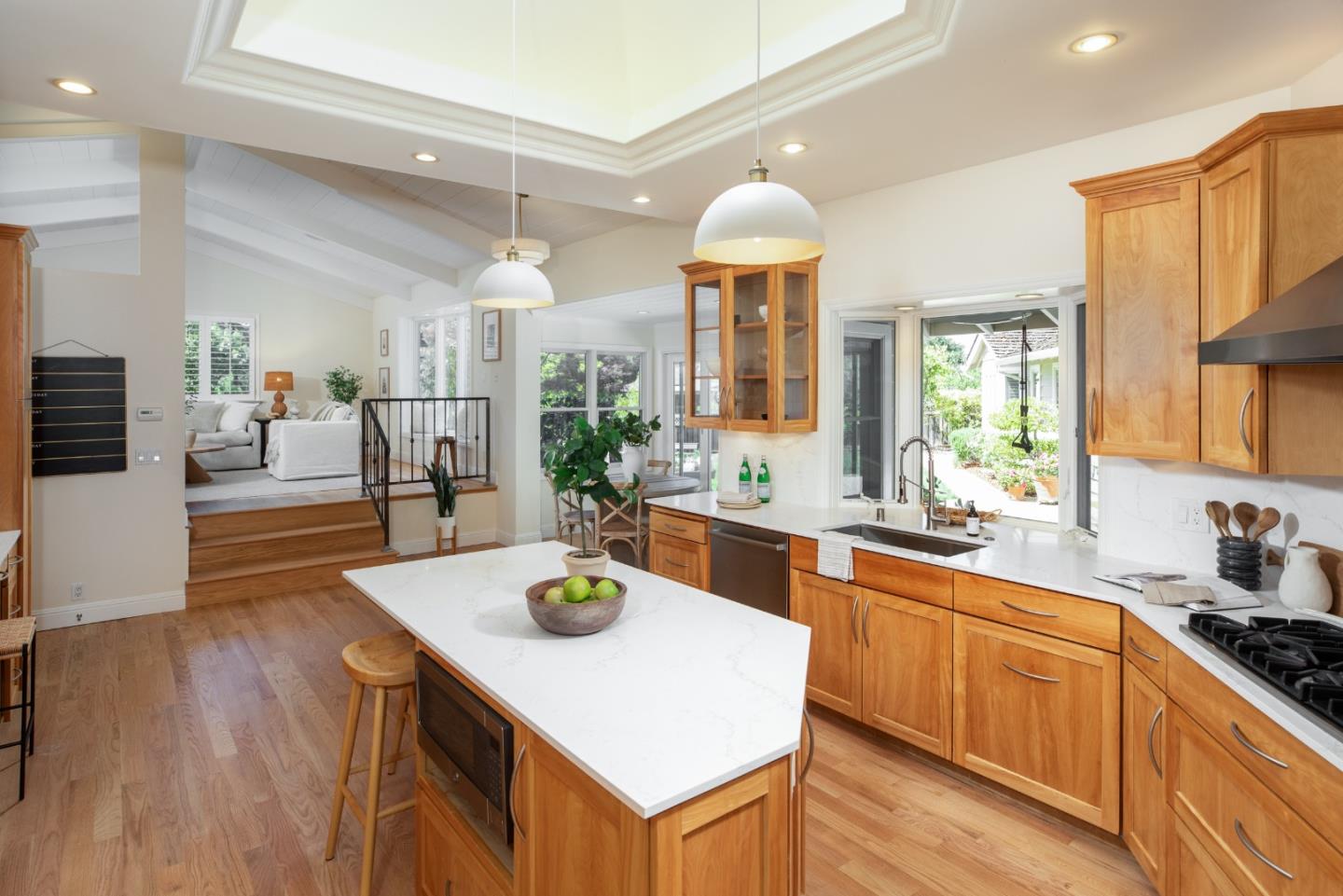 Detail Gallery Image 11 of 40 For 1250 Montclaire Way, Los Altos,  CA 94024 - 4 Beds | 3 Baths