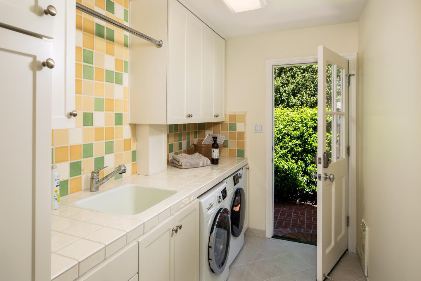 Detail Gallery Image 16 of 40 For 1250 Montclaire Way, Los Altos,  CA 94024 - 4 Beds | 3 Baths