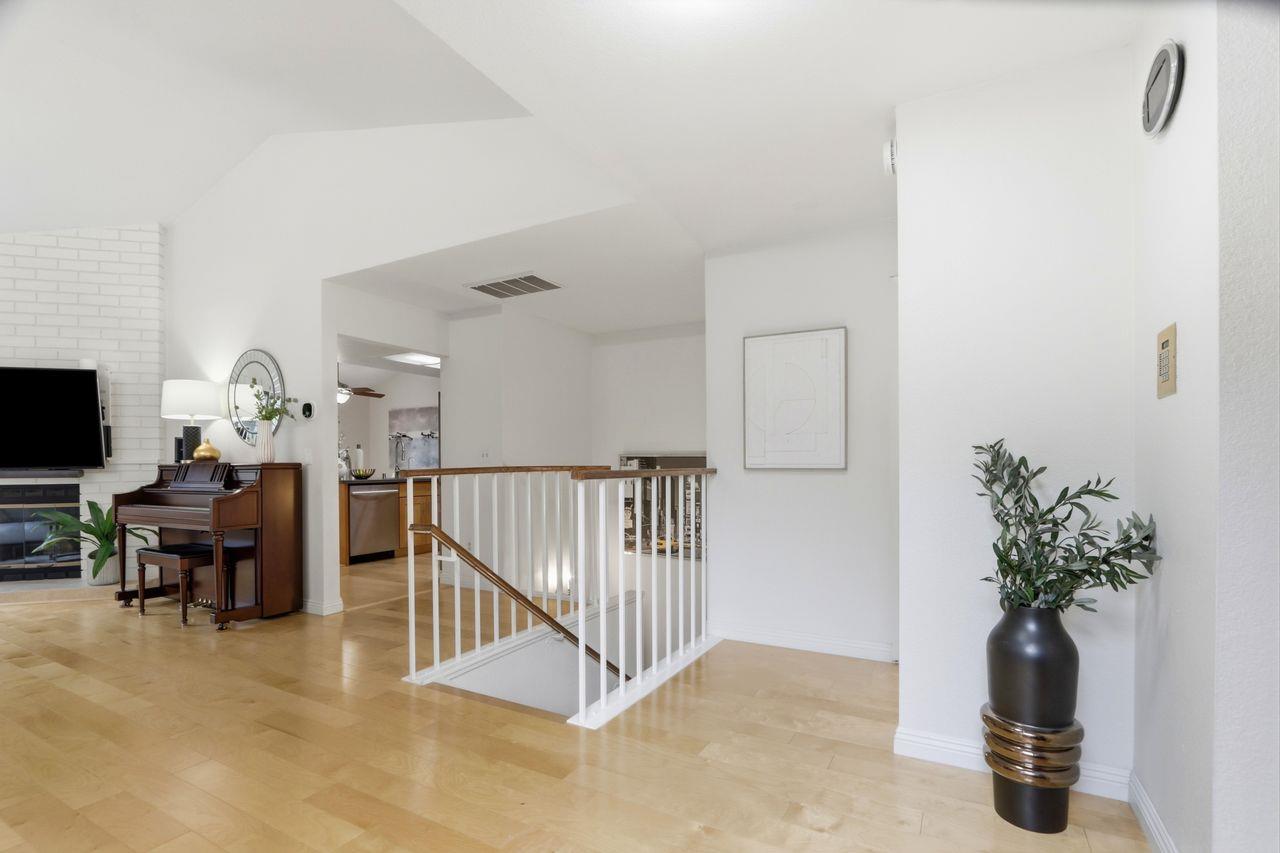 Detail Gallery Image 5 of 56 For 1212 Shelby Creek Ln, San Jose,  CA 95120 - 4 Beds | 2/1 Baths