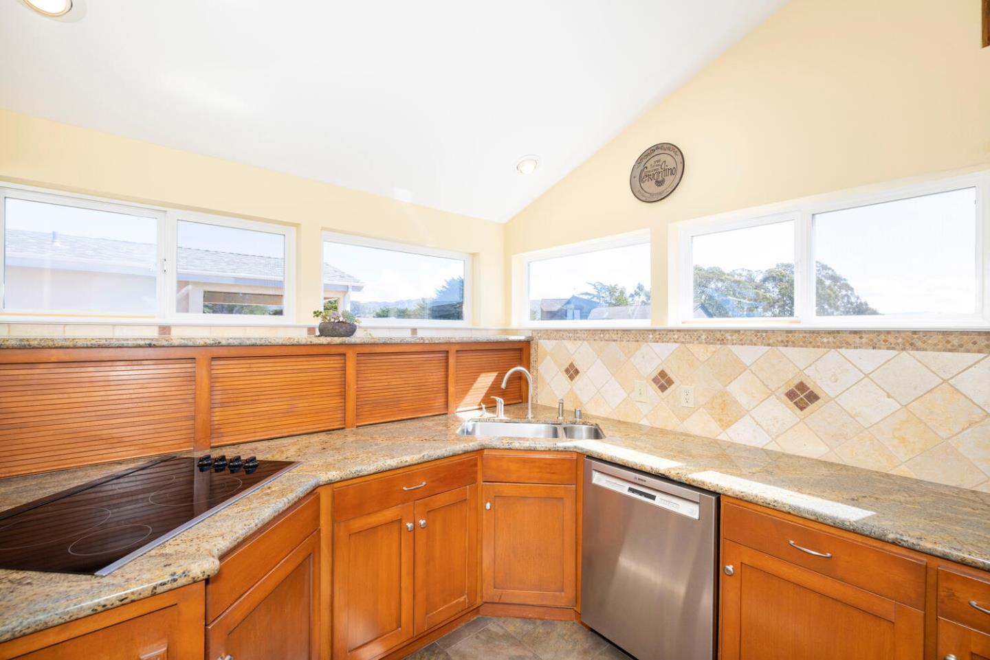 Detail Gallery Image 10 of 54 For 121 Bernal Ave, Moss Beach,  CA 94038 - 3 Beds | 2/1 Baths