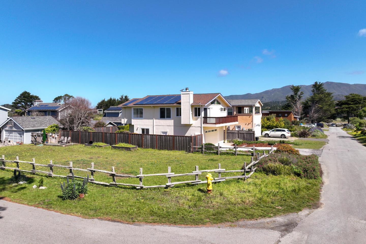 Detail Gallery Image 3 of 54 For 121 Bernal Ave, Moss Beach,  CA 94038 - 3 Beds | 2/1 Baths