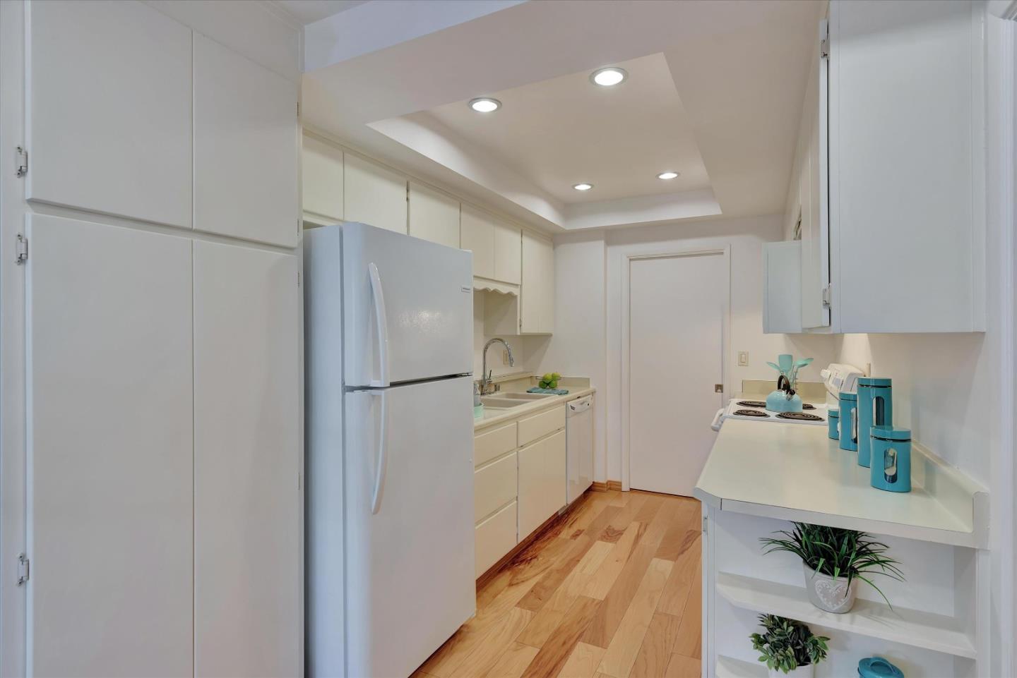 Detail Gallery Image 4 of 38 For 5302 Cribari Hts, San Jose,  CA 95135 - 2 Beds | 2 Baths