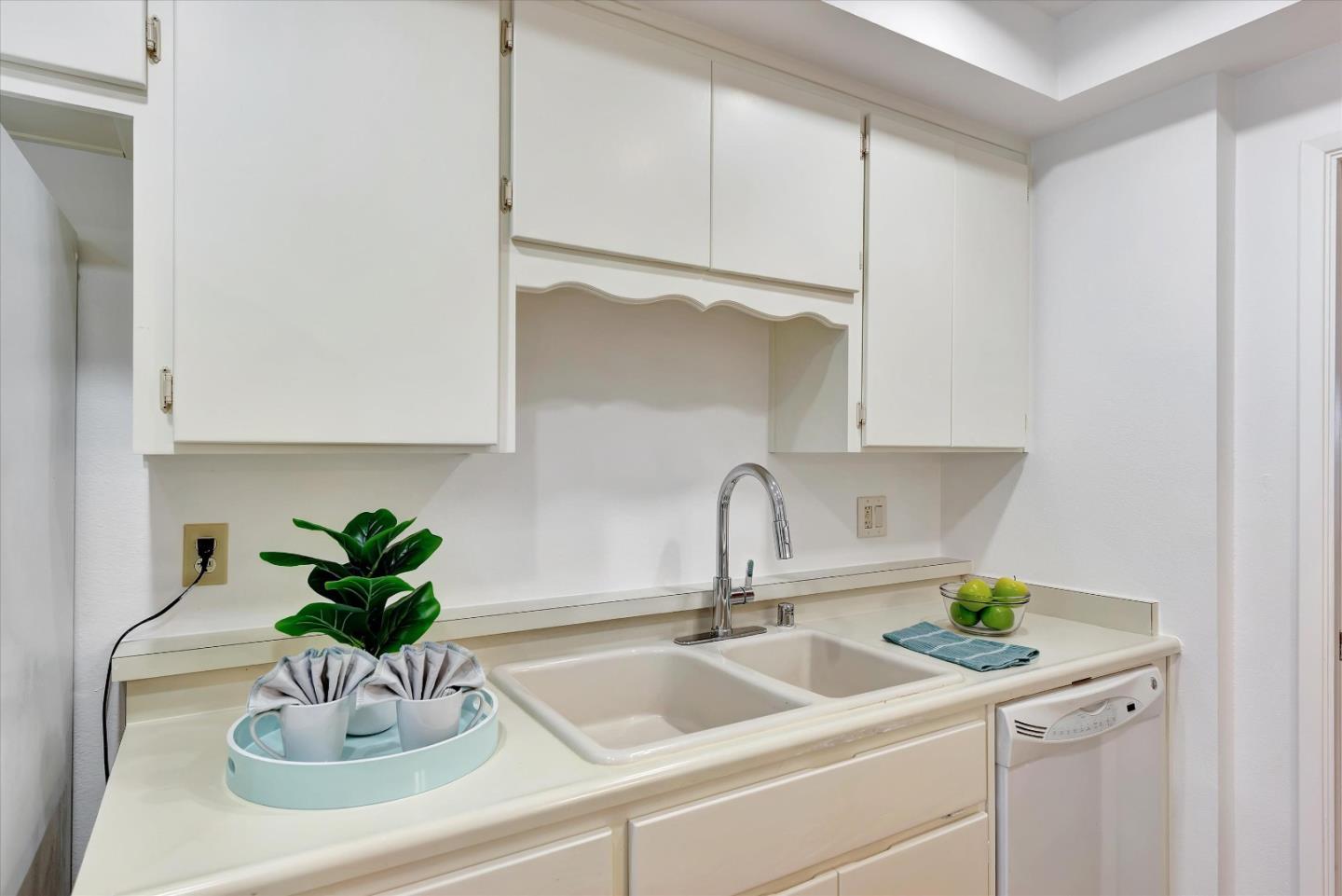 Detail Gallery Image 8 of 38 For 5302 Cribari Hts, San Jose,  CA 95135 - 2 Beds | 2 Baths