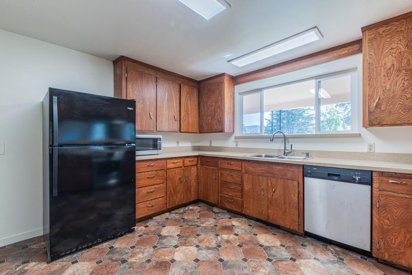 Detail Gallery Image 11 of 28 For 2 Portola Ave, Monterey,  CA 93940 - 3 Beds | 2 Baths