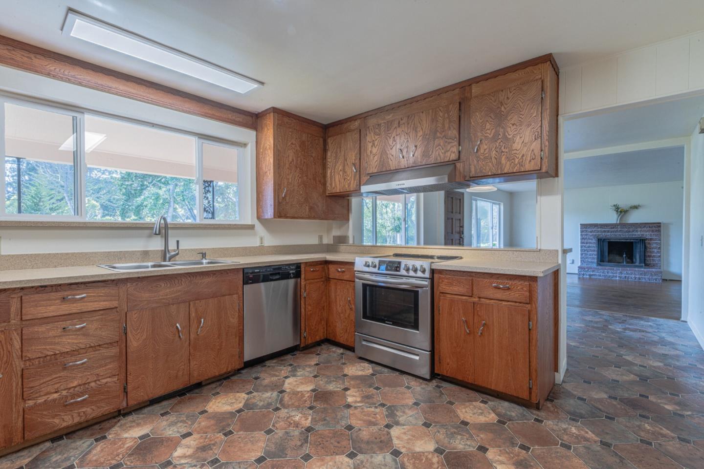 Detail Gallery Image 12 of 28 For 2 Portola Ave, Monterey,  CA 93940 - 3 Beds | 2 Baths