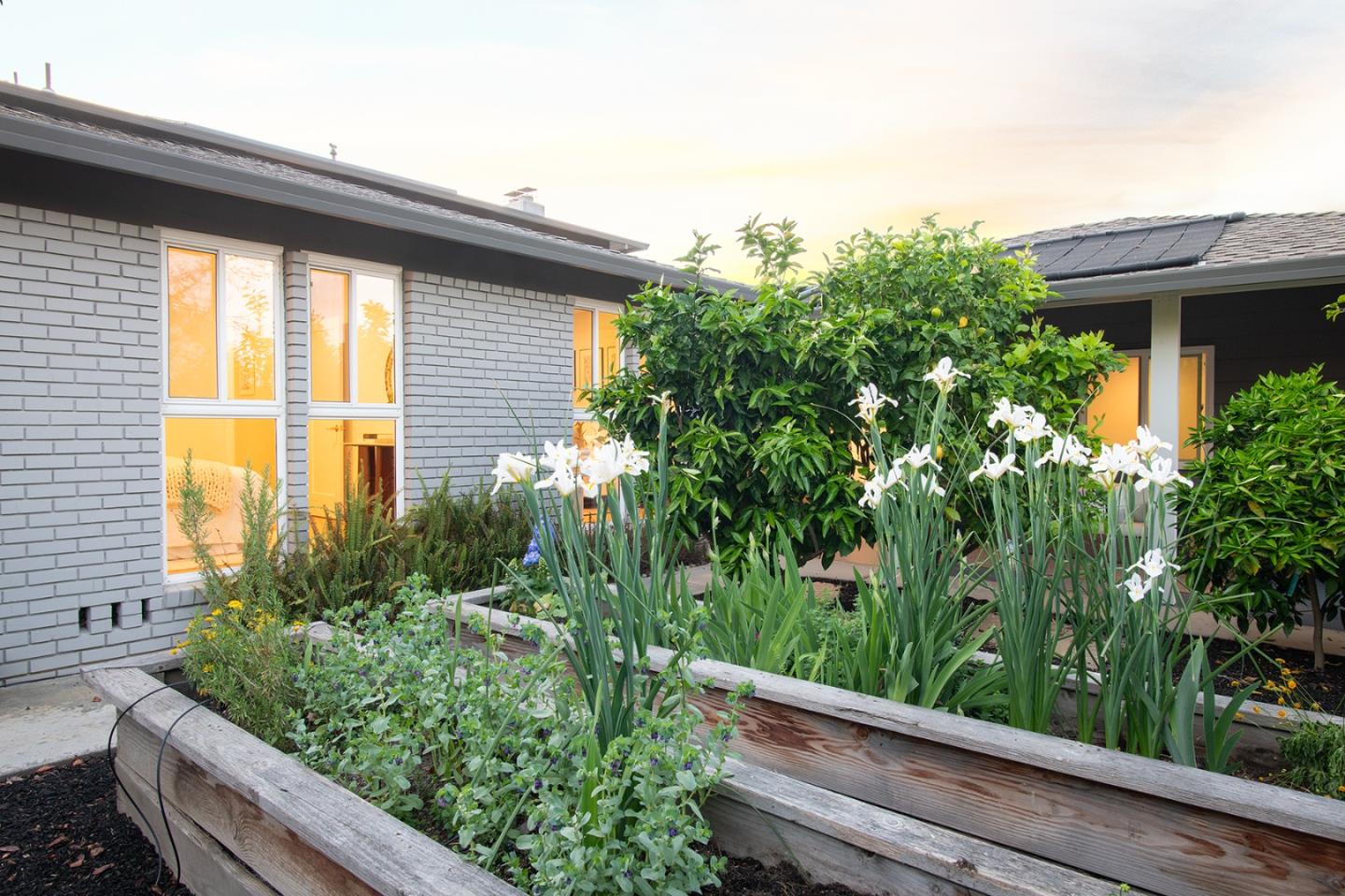 Detail Gallery Image 5 of 101 For 845 Groton Ct, Sunnyvale,  CA 94087 - 5 Beds | 3 Baths