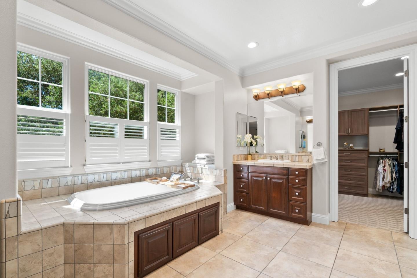 Detail Gallery Image 25 of 51 For 335 Bridlewood Ct, Santa Cruz,  CA 95060 - 5 Beds | 5/1 Baths