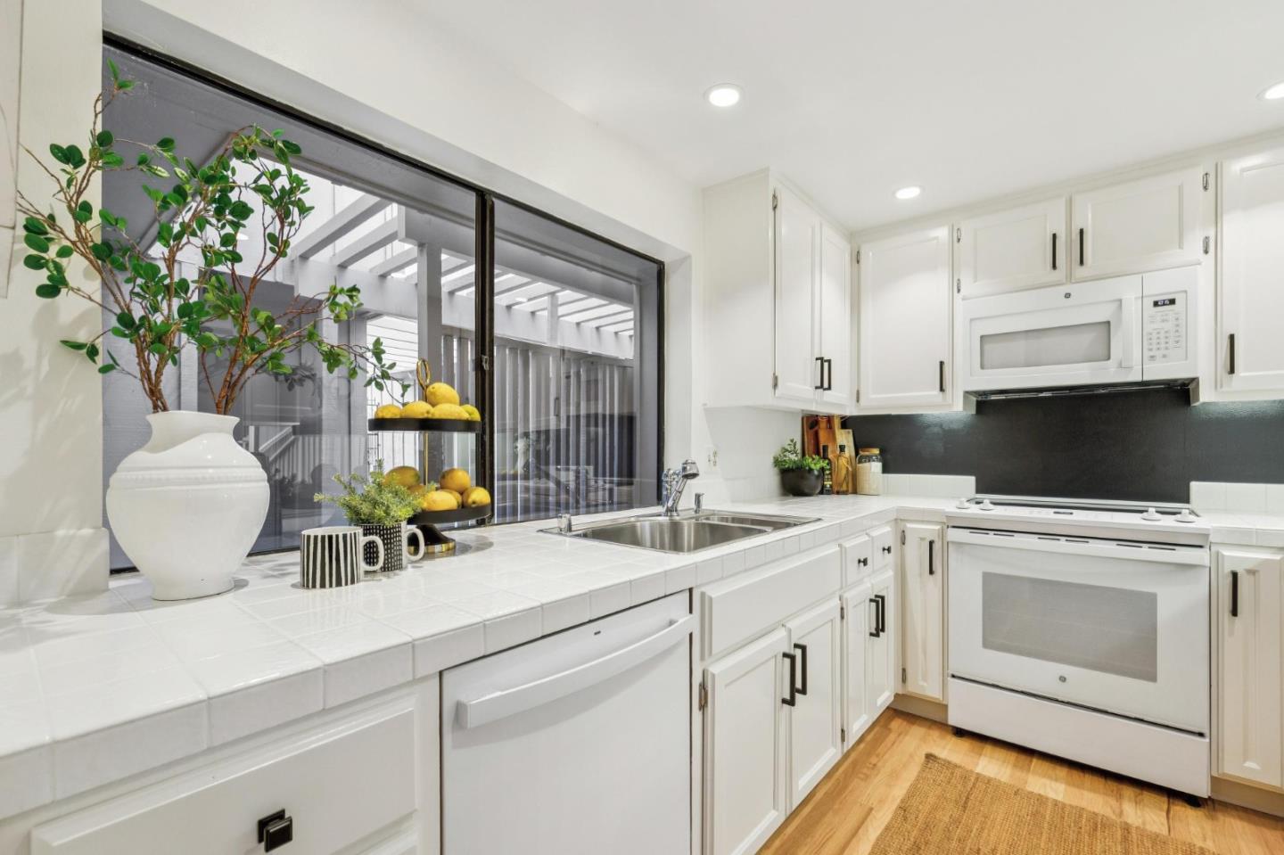 Detail Gallery Image 16 of 58 For 18 Tollridge Ct, San Mateo,  CA 94402 - 3 Beds | 2/1 Baths