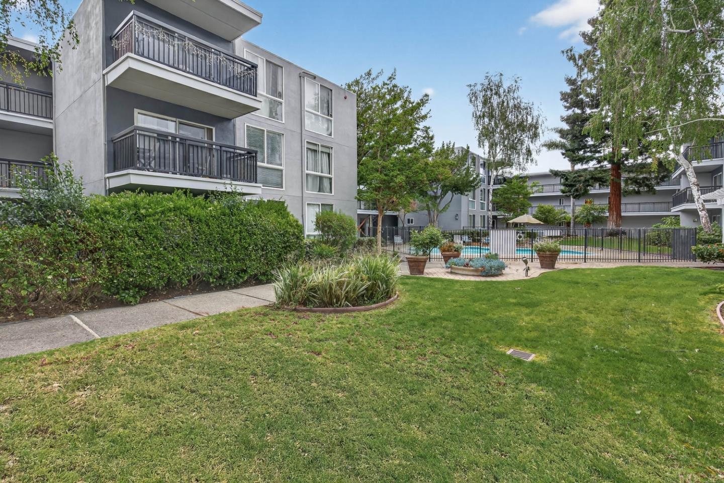 Detail Gallery Image 2 of 21 For 183 Del Medio Ave #310,  Mountain View,  CA 94040 - 2 Beds | 1 Baths