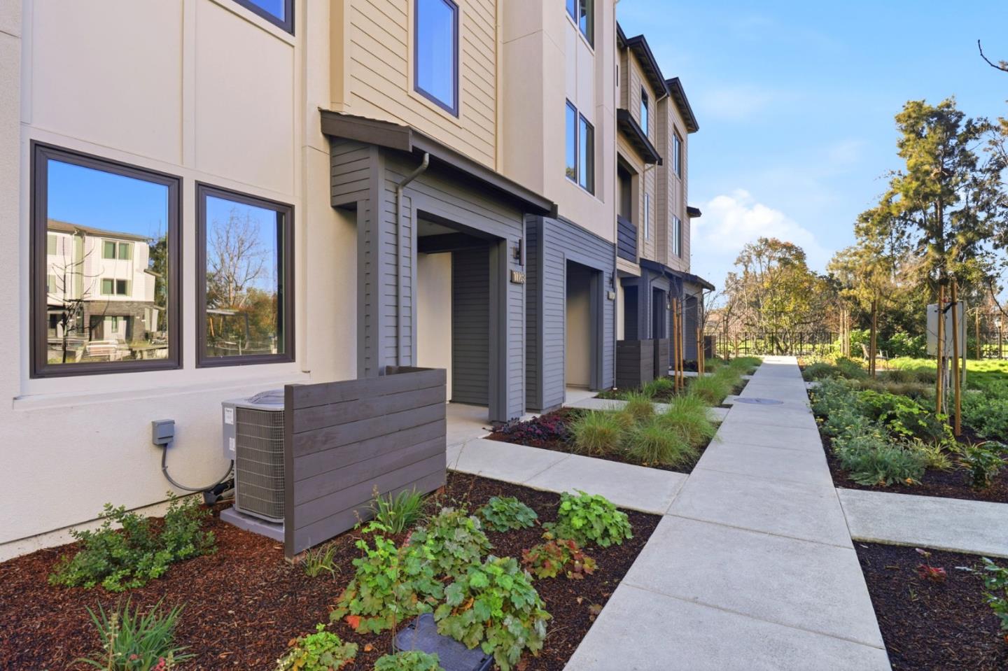 Detail Gallery Image 2 of 25 For 1129 Esther Ct, Palo Alto,  CA 94303 - 3 Beds | 3 Baths