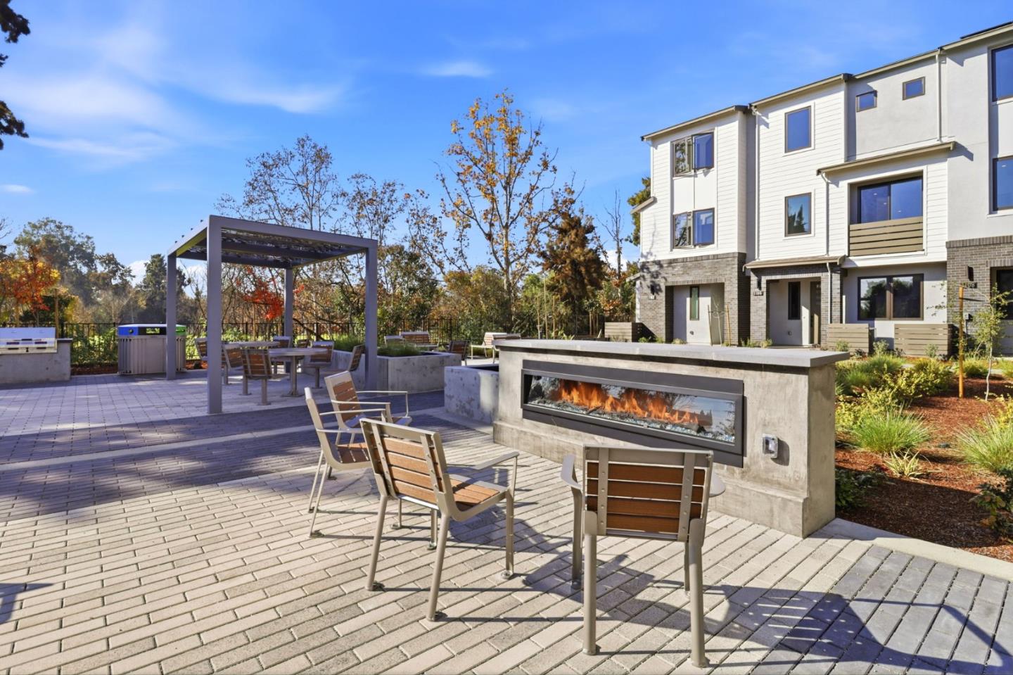 Detail Gallery Image 23 of 25 For 1129 Esther Ct, Palo Alto,  CA 94303 - 3 Beds | 3 Baths