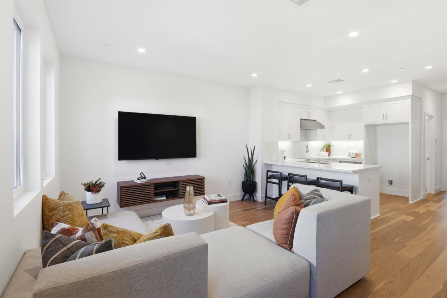 Detail Gallery Image 4 of 25 For 1129 Esther Ct, Palo Alto,  CA 94303 - 3 Beds | 3 Baths